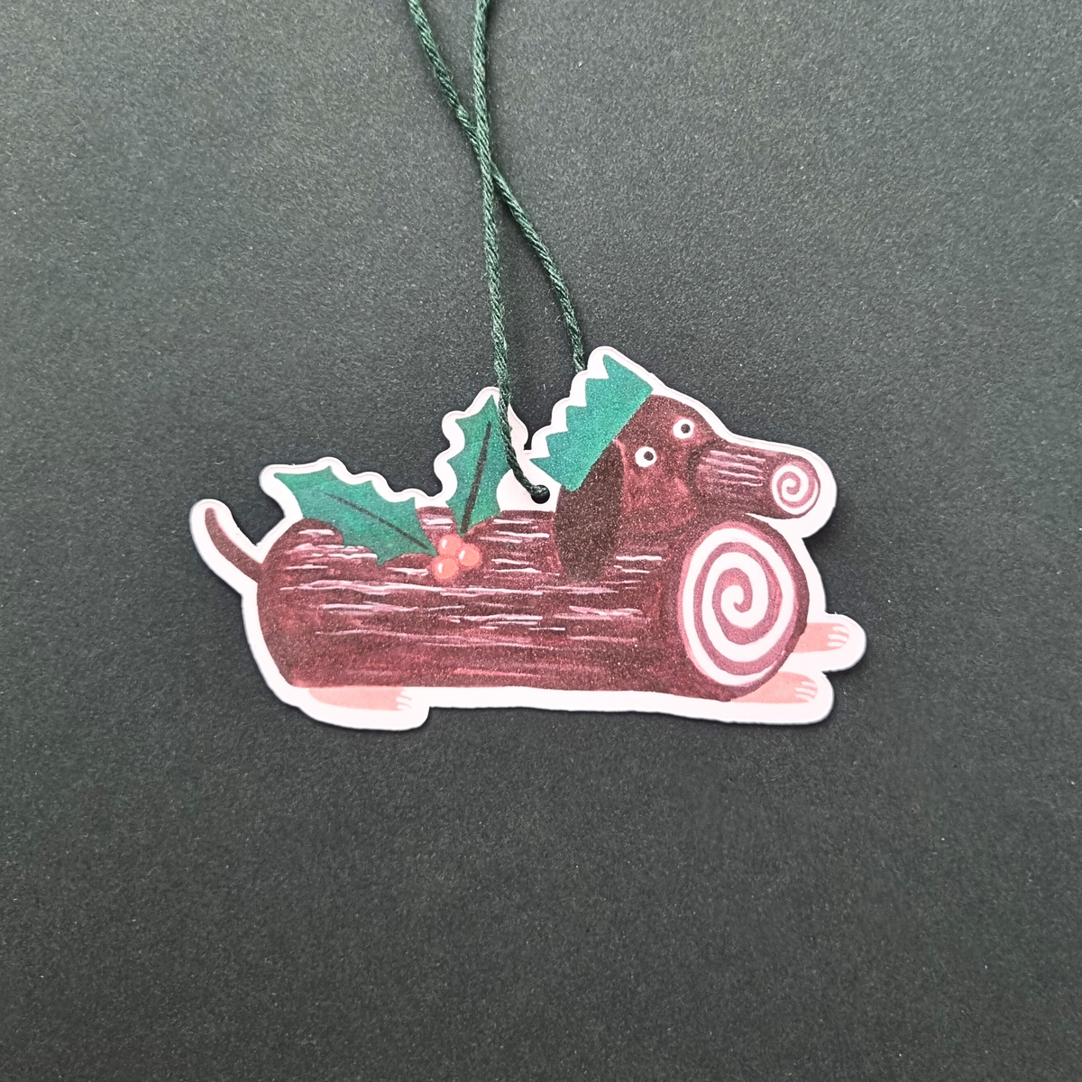 Dachshund Christmas log gift tags.
The gift tags feature a hand-painted Dachshund shaped Christmas log.
Pack includes 4 cutout Dachshund Christmas log gift tags and festive green twine.